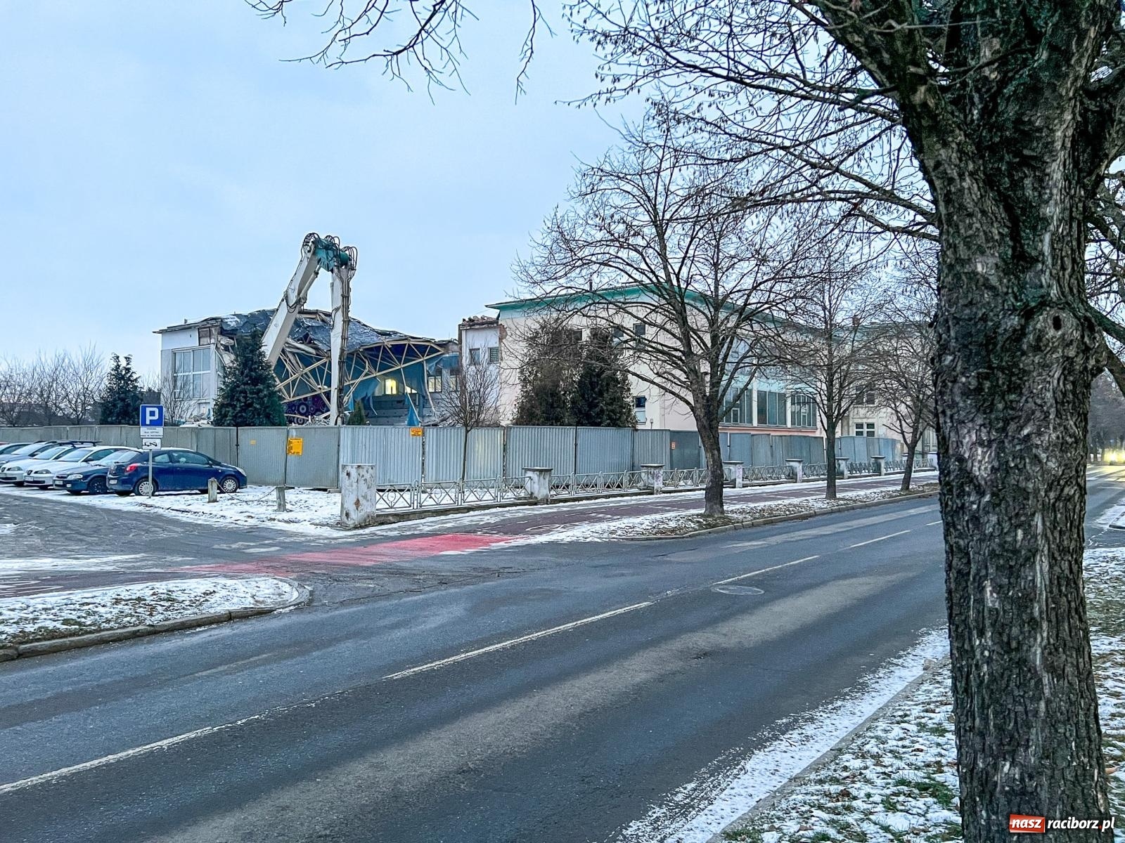 Zdjęcie w galerii na portalu naszraciborz.pl: Kryta pływalnia ANS przechodzi do historii. W jej miejscu powstanie nowa aula [FOTO] wiadomości z regionu