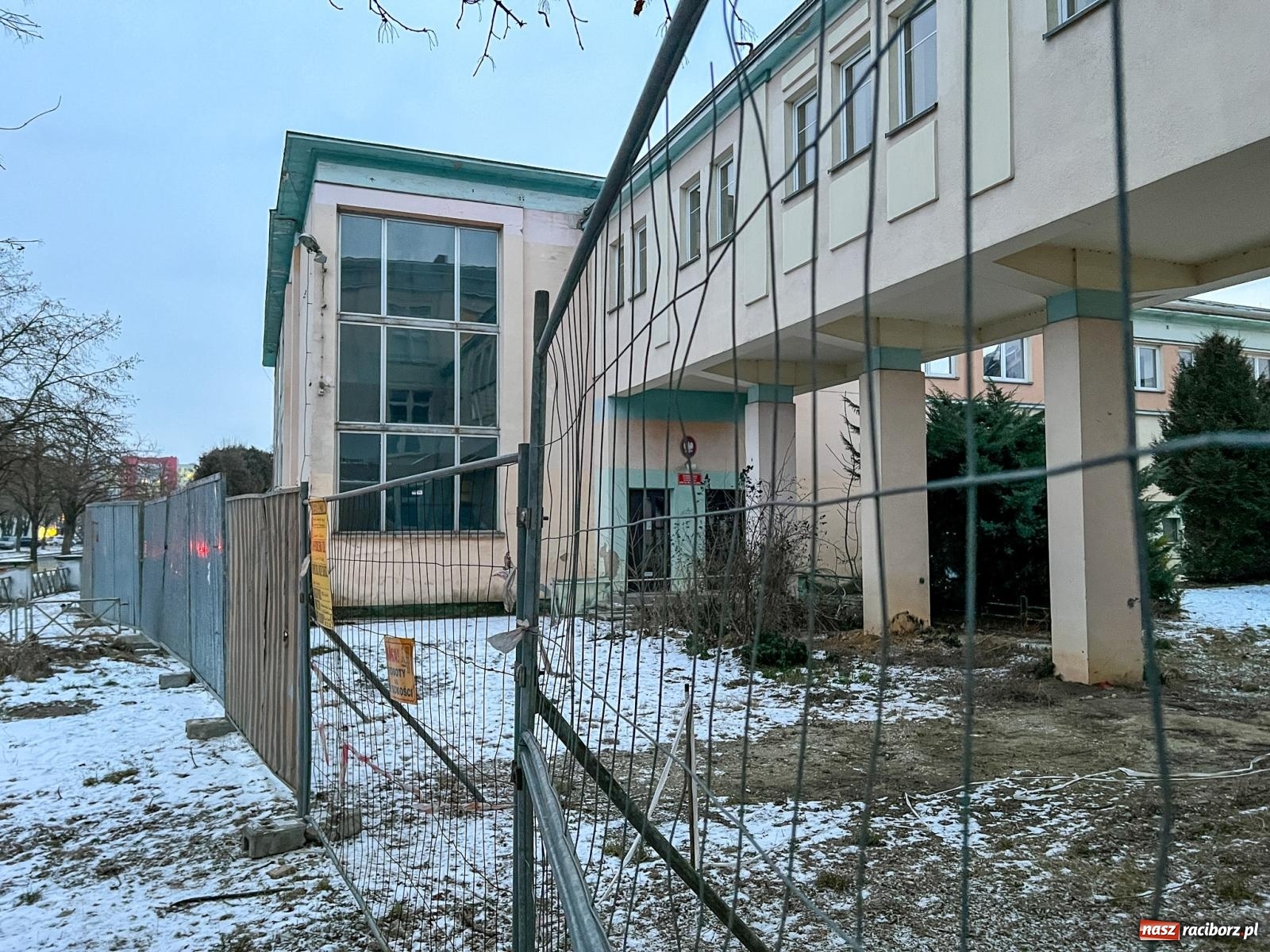 Zdjęcie w galerii na portalu naszraciborz.pl: Kryta pływalnia ANS przechodzi do historii. W jej miejscu powstanie nowa aula [FOTO] wiadomości z regionu