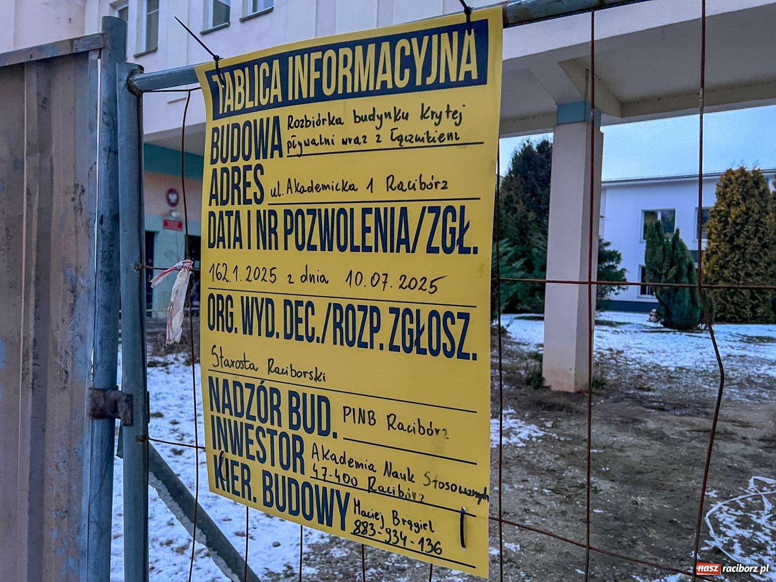 Zdjęcie w galerii na portalu naszraciborz.pl: Kryta pływalnia ANS przechodzi do historii. W jej miejscu powstanie nowa aula [FOTO] wiadomości z regionu