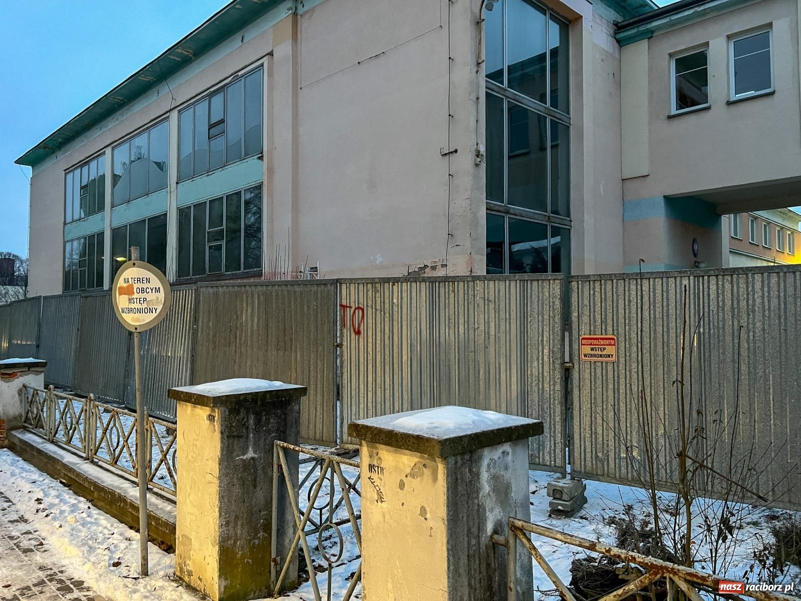 Zdjęcie w galerii na portalu naszraciborz.pl: Kryta pływalnia ANS przechodzi do historii. W jej miejscu powstanie nowa aula [FOTO] wiadomości z regionu