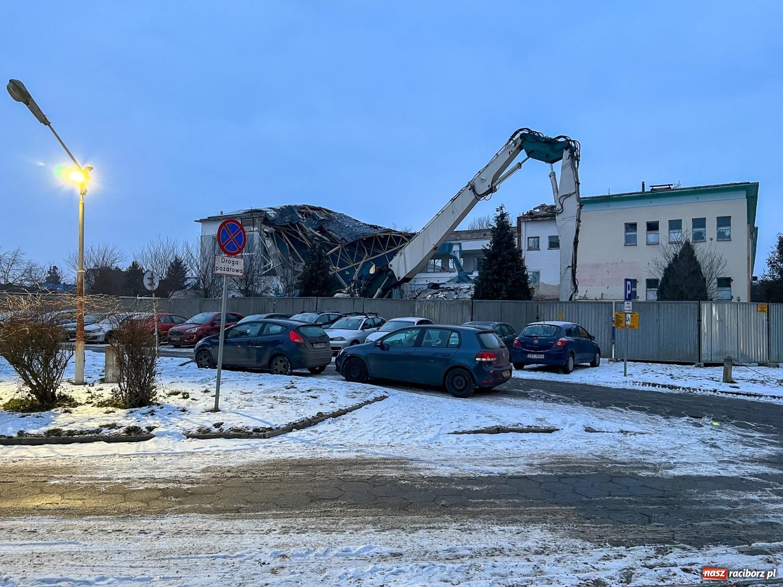 Zdjęcie w galerii na portalu naszraciborz.pl: Kryta pływalnia ANS przechodzi do historii. W jej miejscu powstanie nowa aula [FOTO] wiadomości z regionu
