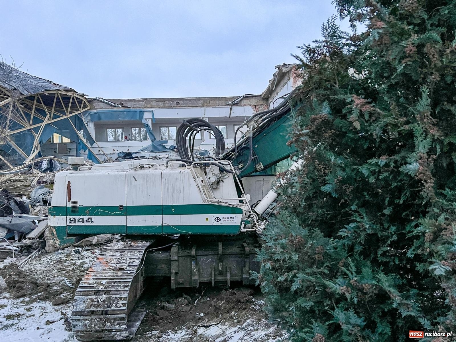 Zdjęcie w galerii na portalu naszraciborz.pl: Kryta pływalnia ANS przechodzi do historii. W jej miejscu powstanie nowa aula [FOTO] wiadomości z regionu