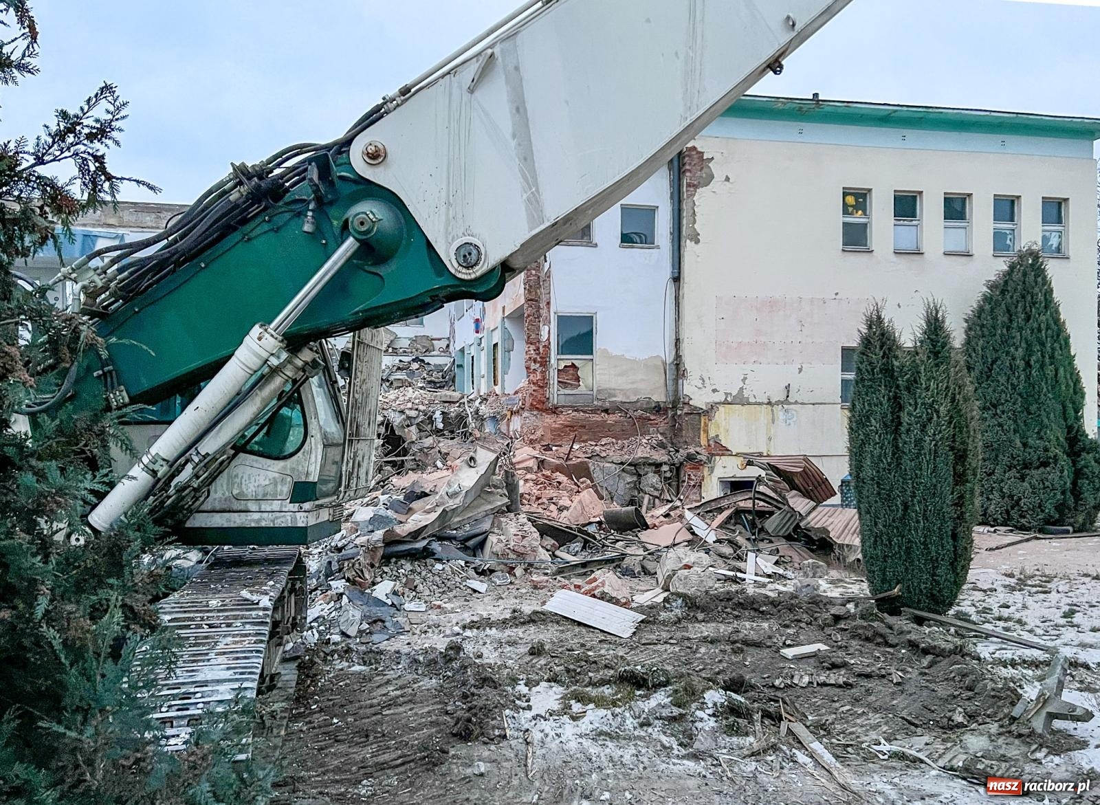 Zdjęcie w galerii na portalu naszraciborz.pl: Kryta pływalnia ANS przechodzi do historii. W jej miejscu powstanie nowa aula [FOTO] wiadomości z regionu