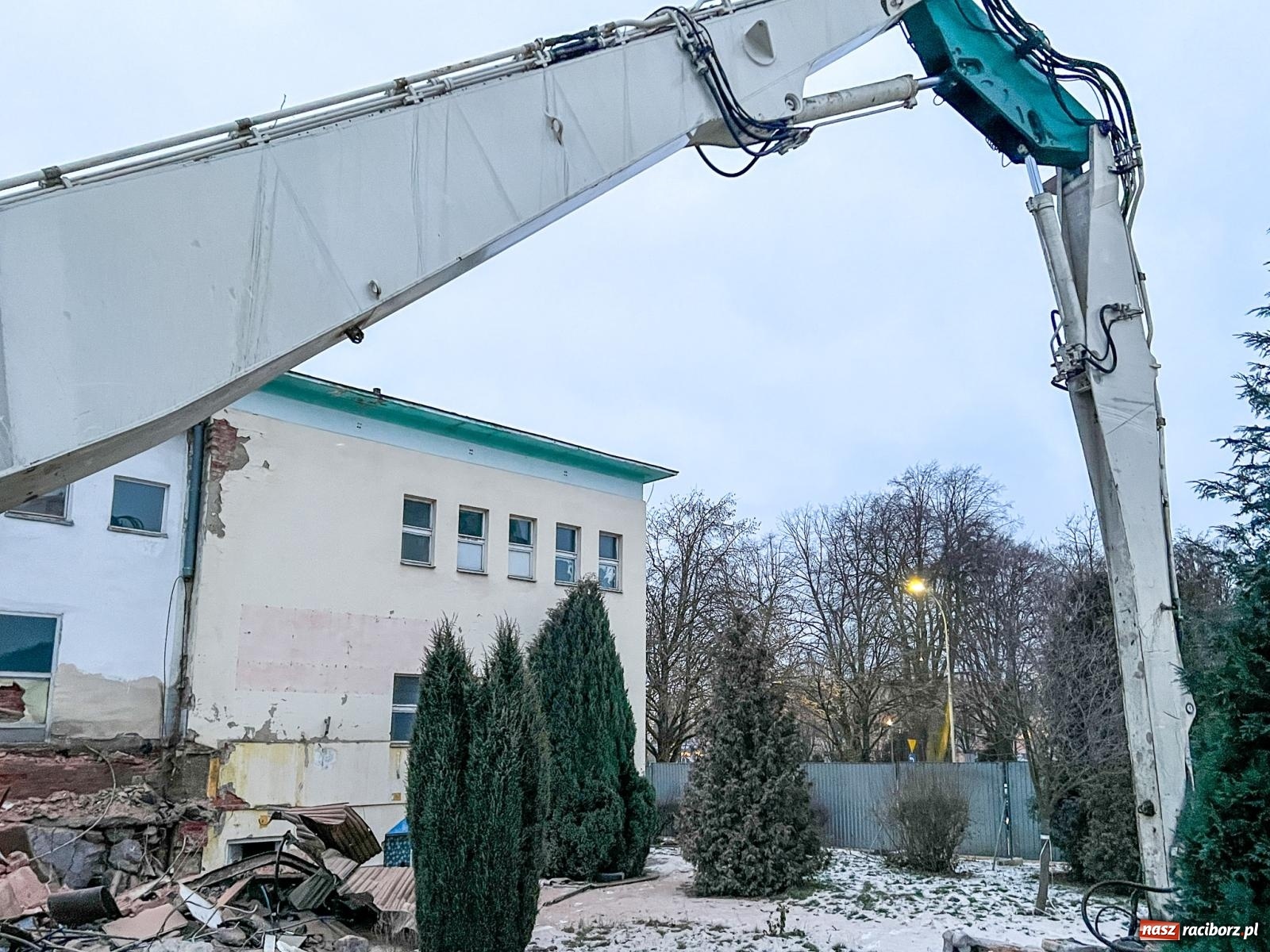 Zdjęcie w galerii na portalu naszraciborz.pl: Kryta pływalnia ANS przechodzi do historii. W jej miejscu powstanie nowa aula [FOTO] wiadomości z regionu
