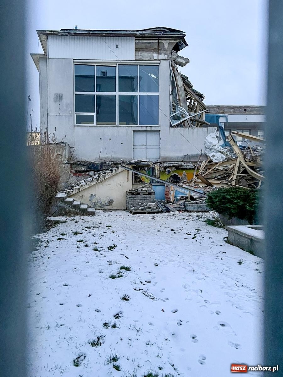 Zdjęcie w galerii na portalu naszraciborz.pl: Kryta pływalnia ANS przechodzi do historii. W jej miejscu powstanie nowa aula [FOTO] wiadomości z regionu