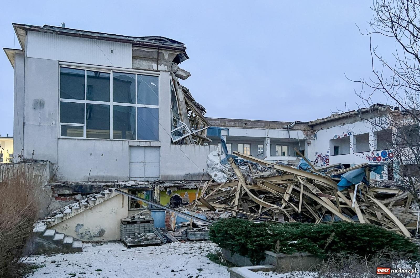Zdjęcie w galerii na portalu naszraciborz.pl: Kryta pływalnia ANS przechodzi do historii. W jej miejscu powstanie nowa aula [FOTO] wiadomości z regionu