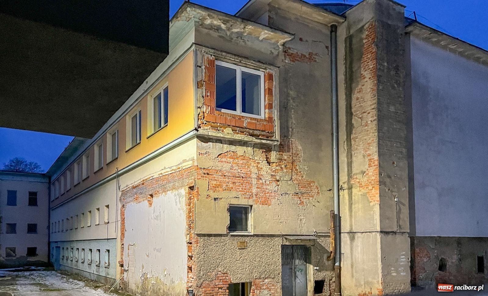 Zdjęcie w galerii na portalu naszraciborz.pl: Kryta pływalnia ANS przechodzi do historii. W jej miejscu powstanie nowa aula [FOTO] wiadomości z regionu