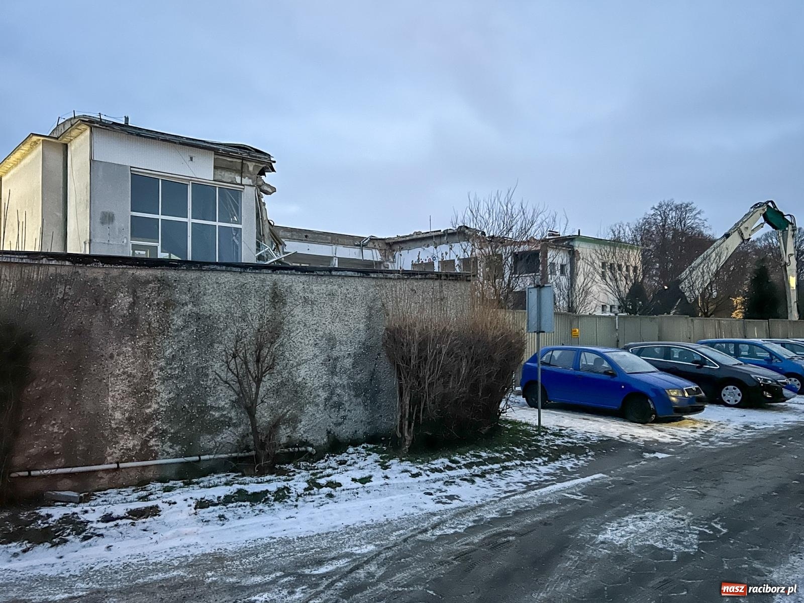 Zdjęcie w galerii na portalu naszraciborz.pl: Kryta pływalnia ANS przechodzi do historii. W jej miejscu powstanie nowa aula [FOTO] wiadomości z regionu
