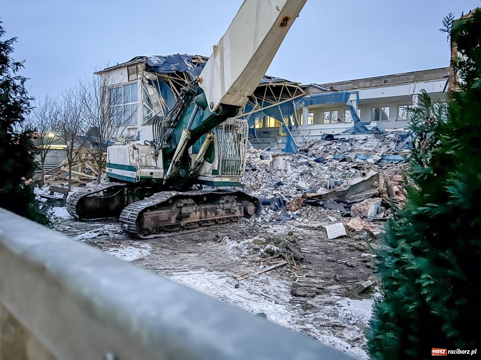 Zdjęcie w galerii na portalu naszraciborz.pl: Kryta pływalnia ANS przechodzi do historii. W jej miejscu powstanie nowa aula [FOTO] wiadomości z regionu