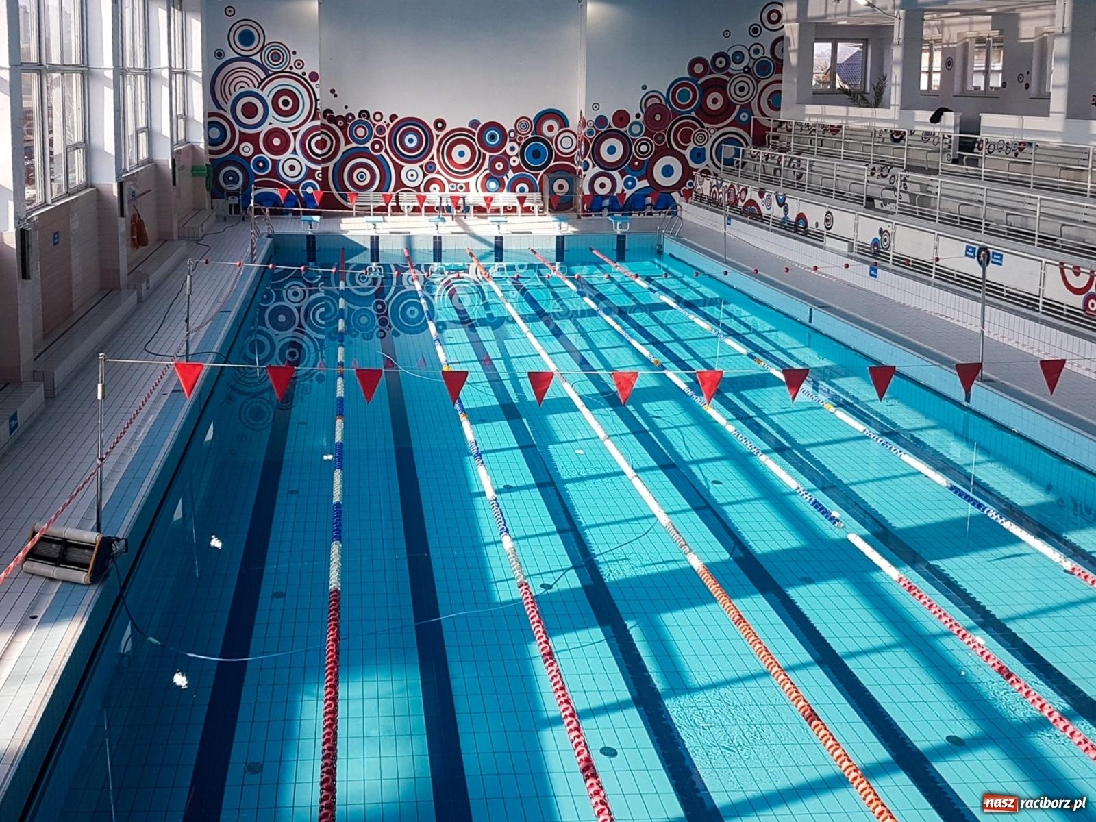 Zdjęcie w galerii na portalu naszraciborz.pl: Kryta pływalnia ANS przechodzi do historii. W jej miejscu powstanie nowa aula [FOTO] wiadomości z regionu