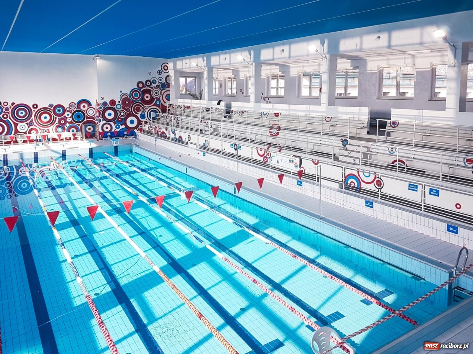 Zdjęcie w galerii na portalu naszraciborz.pl: Kryta pływalnia ANS przechodzi do historii. W jej miejscu powstanie nowa aula [FOTO] wiadomości z regionu