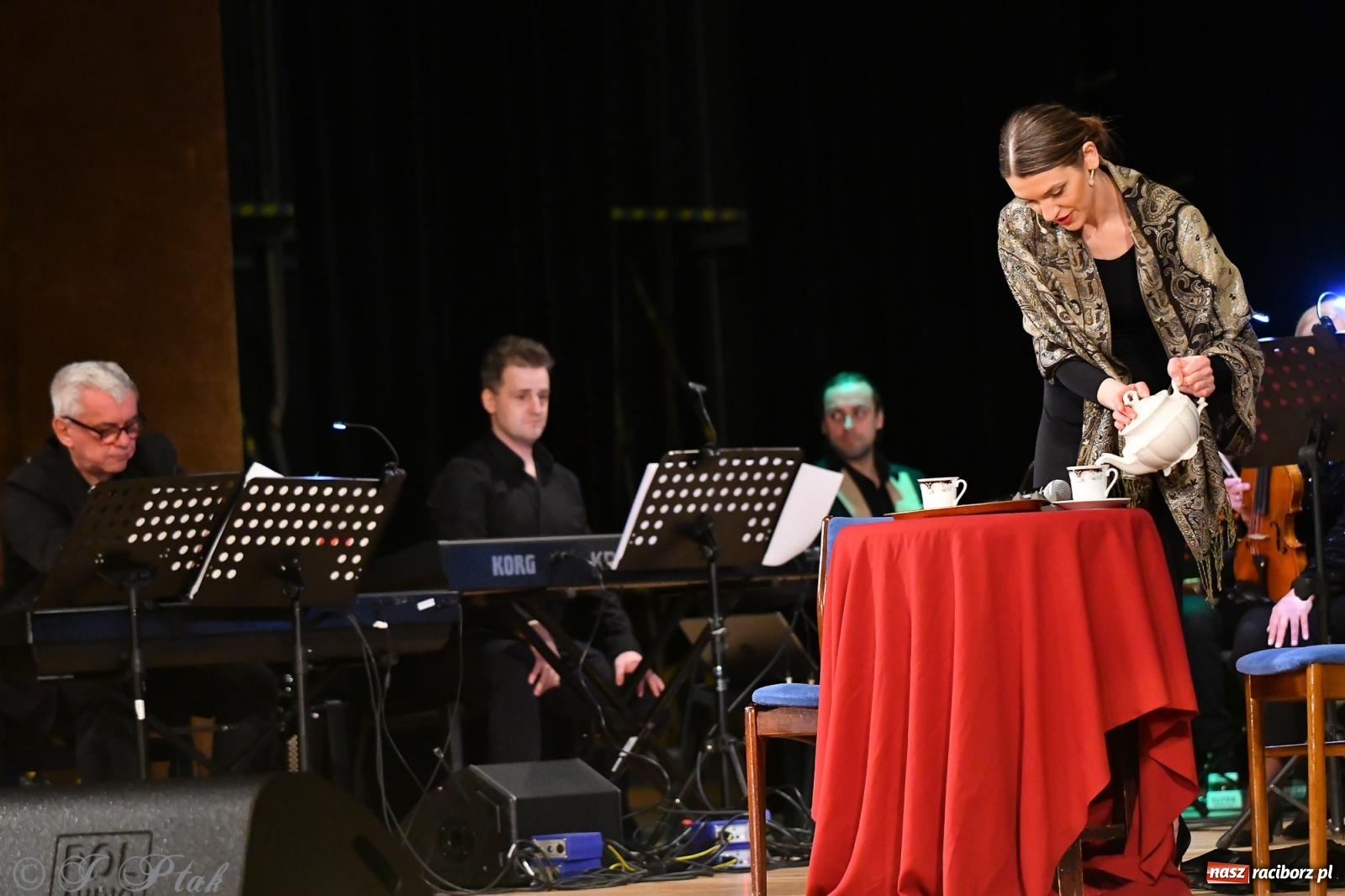 Zdjęcie w galerii na portalu naszraciborz.pl: Anna & Anna – koncert fabularyzowany poruszył publiczność w RCK wiadomości z regionu