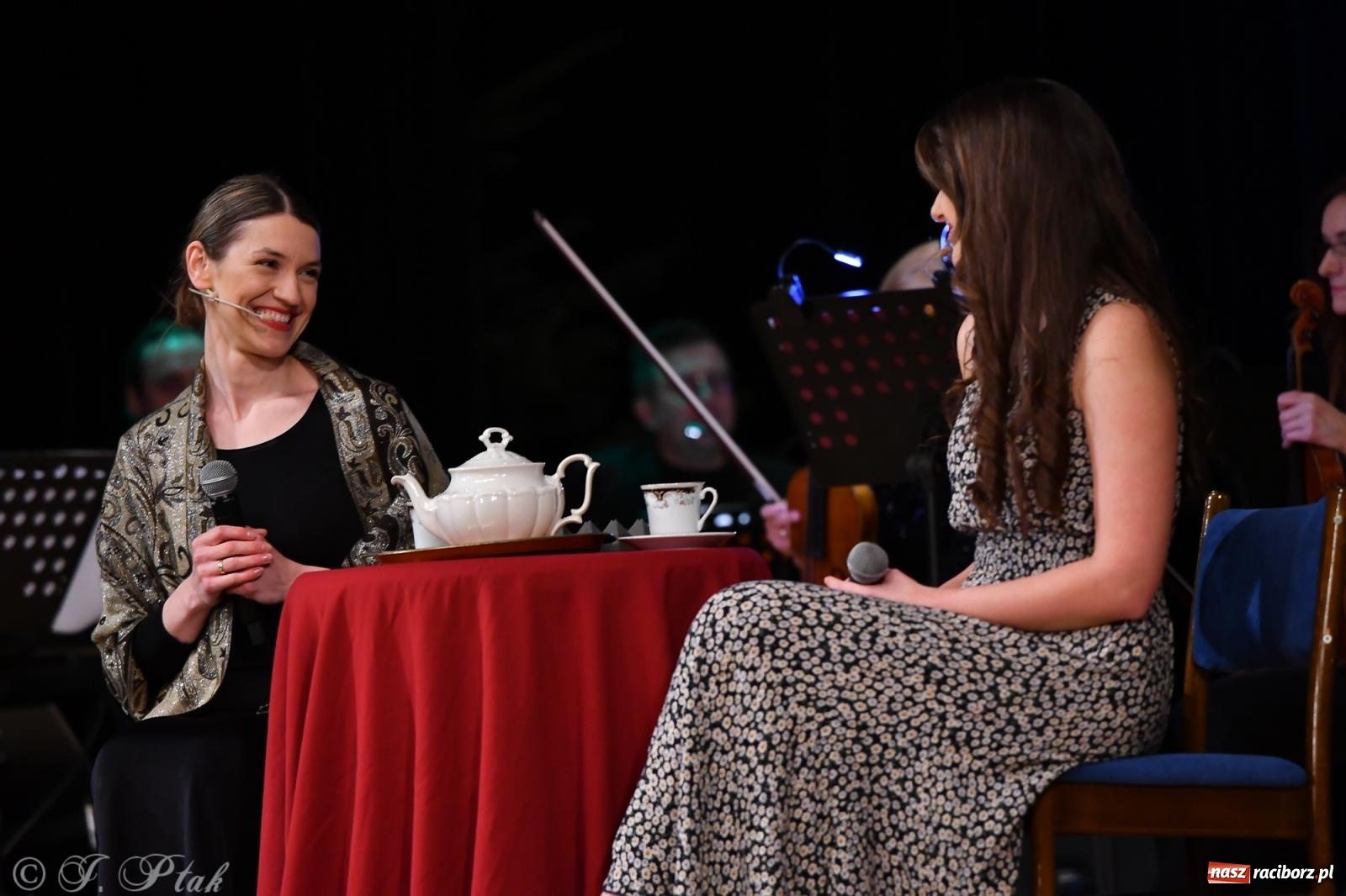 Zdjęcie w galerii na portalu naszraciborz.pl: Anna & Anna – koncert fabularyzowany poruszył publiczność w RCK wiadomości z regionu