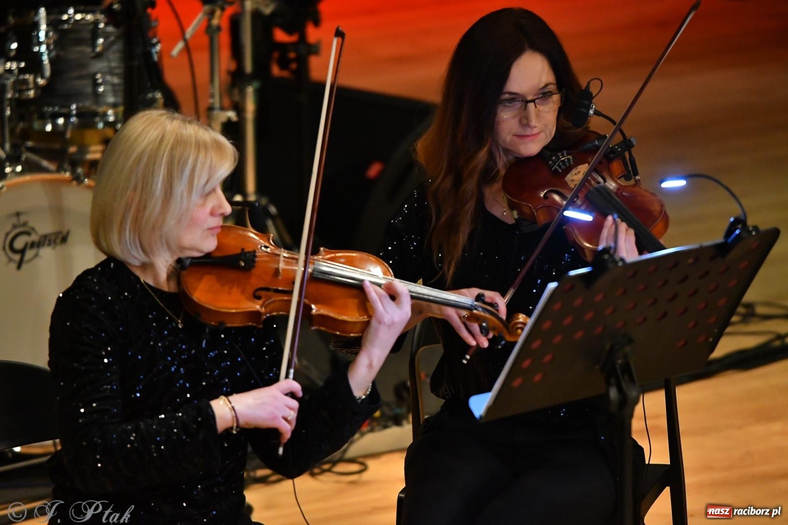 Zdjęcie w galerii na portalu naszraciborz.pl: Anna & Anna – koncert fabularyzowany poruszył publiczność w RCK wiadomości z regionu