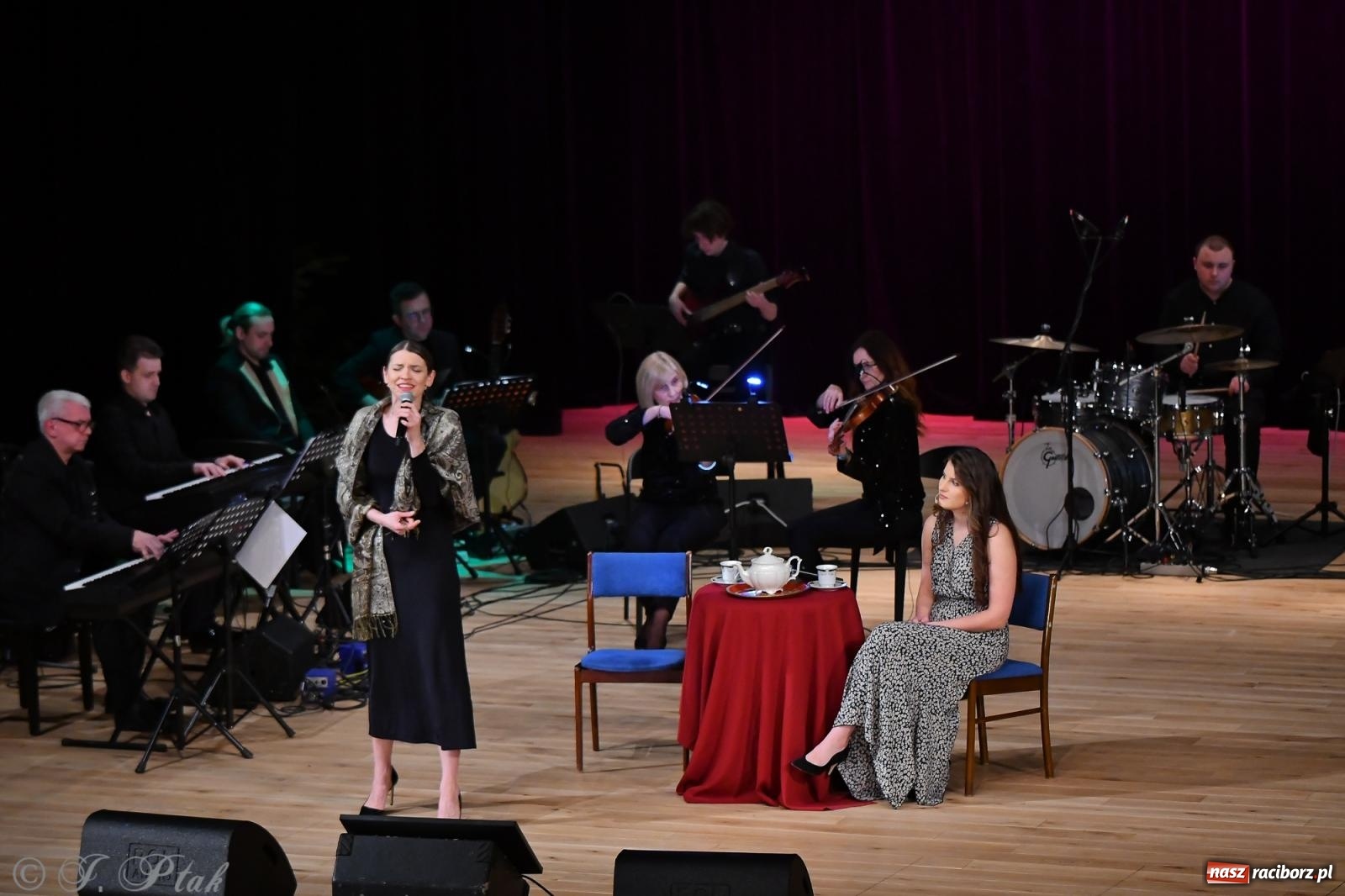 Zdjęcie w galerii na portalu naszraciborz.pl: Anna & Anna – koncert fabularyzowany poruszył publiczność w RCK wiadomości z regionu