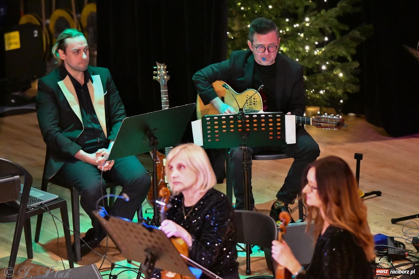 Zdjęcie w galerii na portalu naszraciborz.pl: Anna & Anna – koncert fabularyzowany poruszył publiczność w RCK wiadomości z regionu