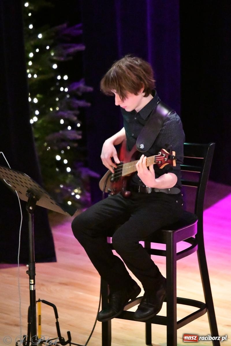 Zdjęcie w galerii na portalu naszraciborz.pl: Anna & Anna – koncert fabularyzowany poruszył publiczność w RCK wiadomości z regionu