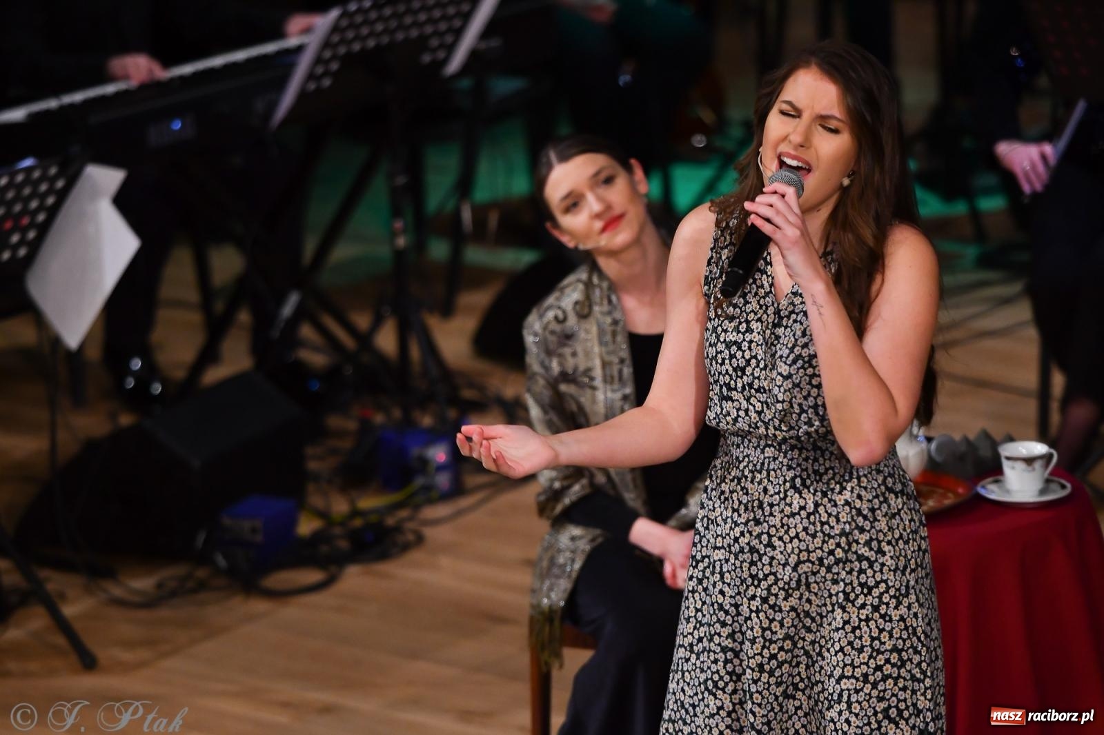 Zdjęcie w galerii na portalu naszraciborz.pl: Anna & Anna – koncert fabularyzowany poruszył publiczność w RCK wiadomości z regionu