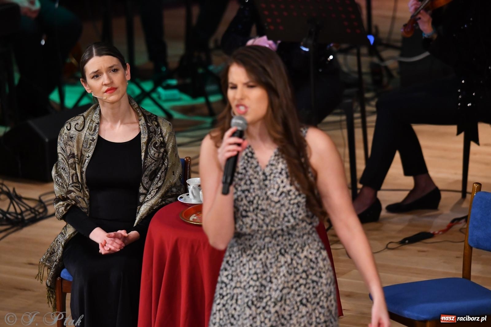 Zdjęcie w galerii na portalu naszraciborz.pl: Anna & Anna – koncert fabularyzowany poruszył publiczność w RCK wiadomości z regionu