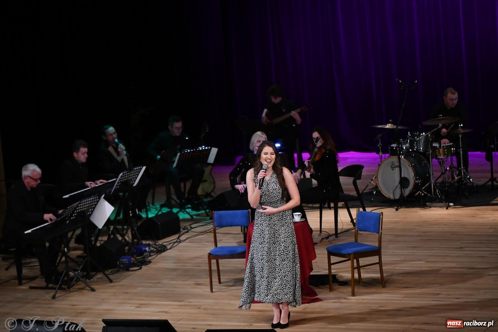 Zdjęcie w galerii na portalu naszraciborz.pl: Anna & Anna – koncert fabularyzowany poruszył publiczność w RCK wiadomości z regionu