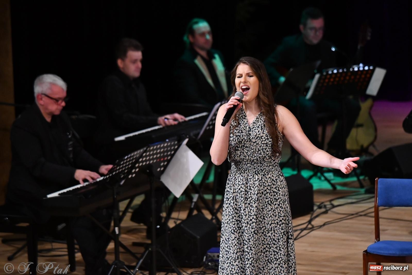 Zdjęcie w galerii na portalu naszraciborz.pl: Anna & Anna – koncert fabularyzowany poruszył publiczność w RCK wiadomości z regionu