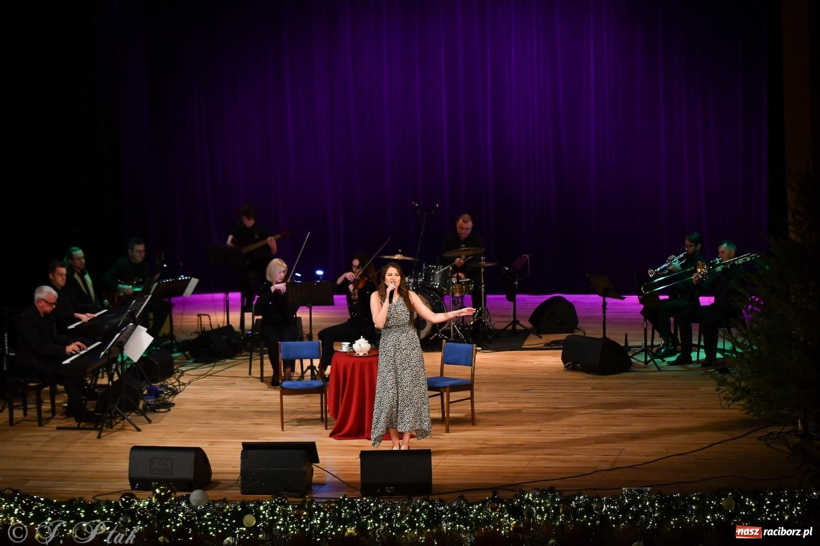 Zdjęcie w galerii na portalu naszraciborz.pl: Anna & Anna – koncert fabularyzowany poruszył publiczność w RCK wiadomości z regionu