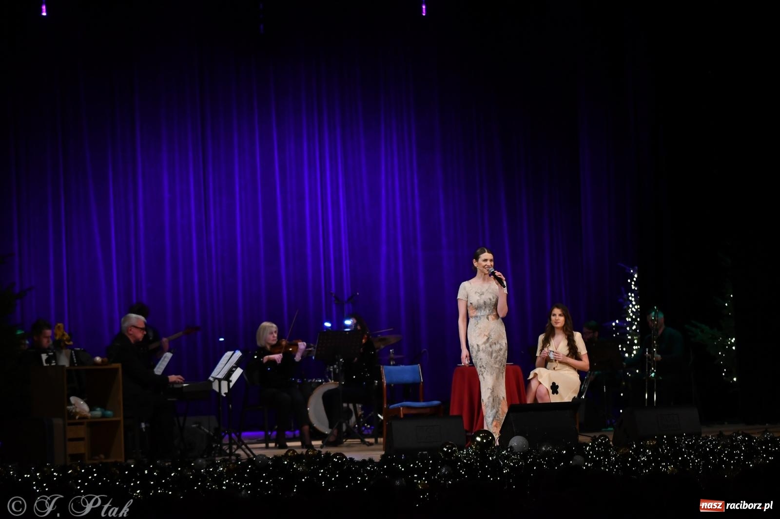 Zdjęcie w galerii na portalu naszraciborz.pl: Anna & Anna – koncert fabularyzowany poruszył publiczność w RCK wiadomości z regionu