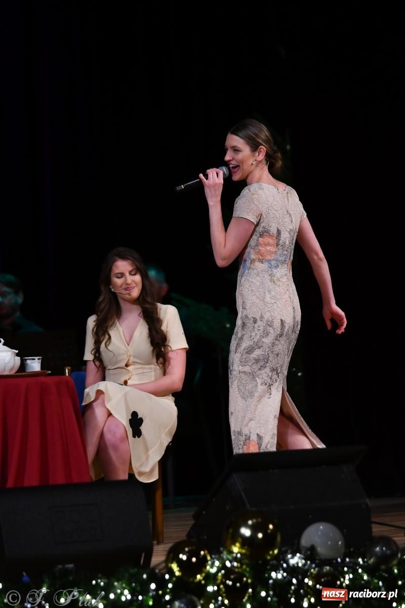 Zdjęcie w galerii na portalu naszraciborz.pl: Anna & Anna – koncert fabularyzowany poruszył publiczność w RCK wiadomości z regionu