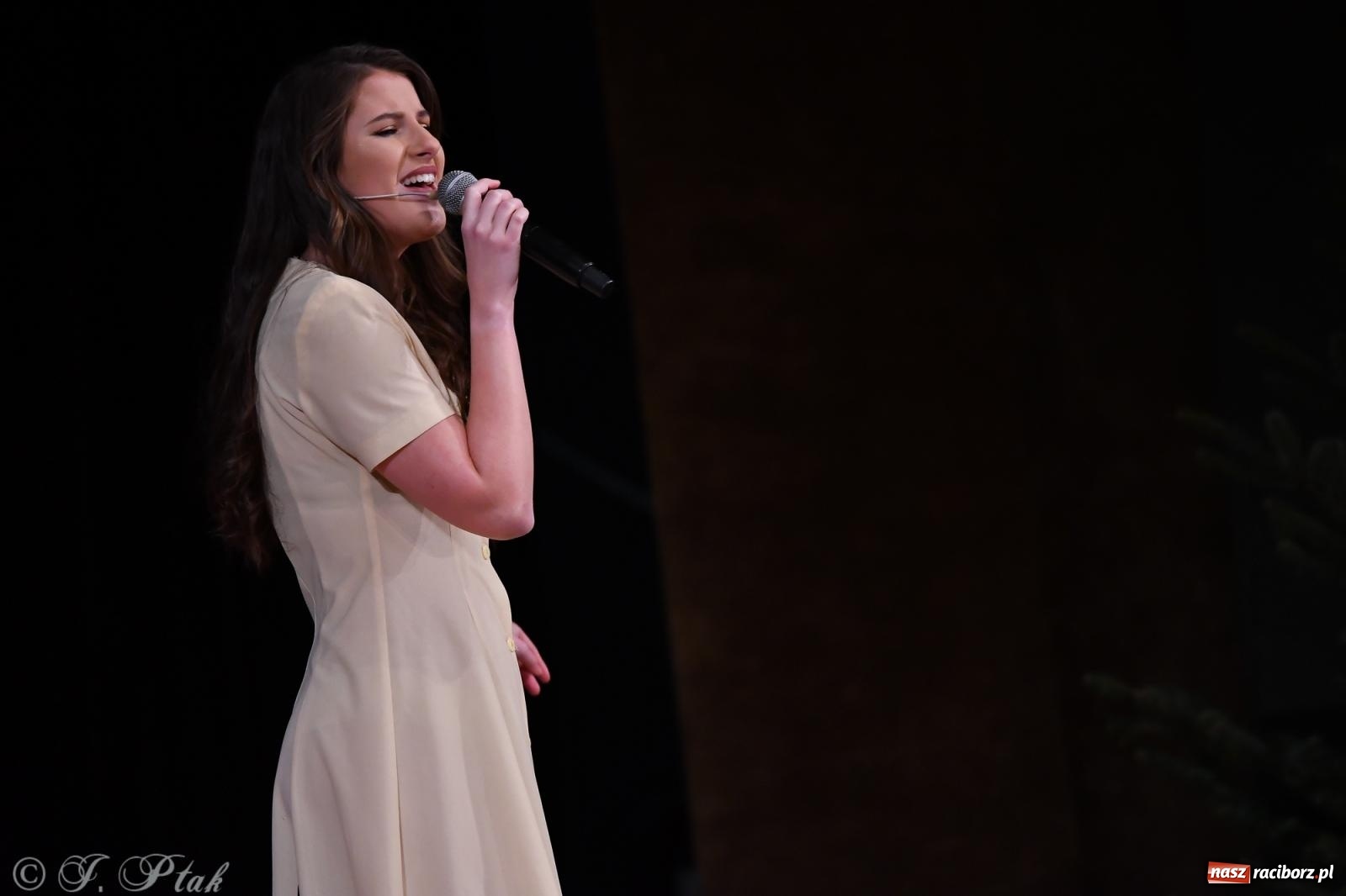 Zdjęcie w galerii na portalu naszraciborz.pl: Anna & Anna – koncert fabularyzowany poruszył publiczność w RCK wiadomości z regionu