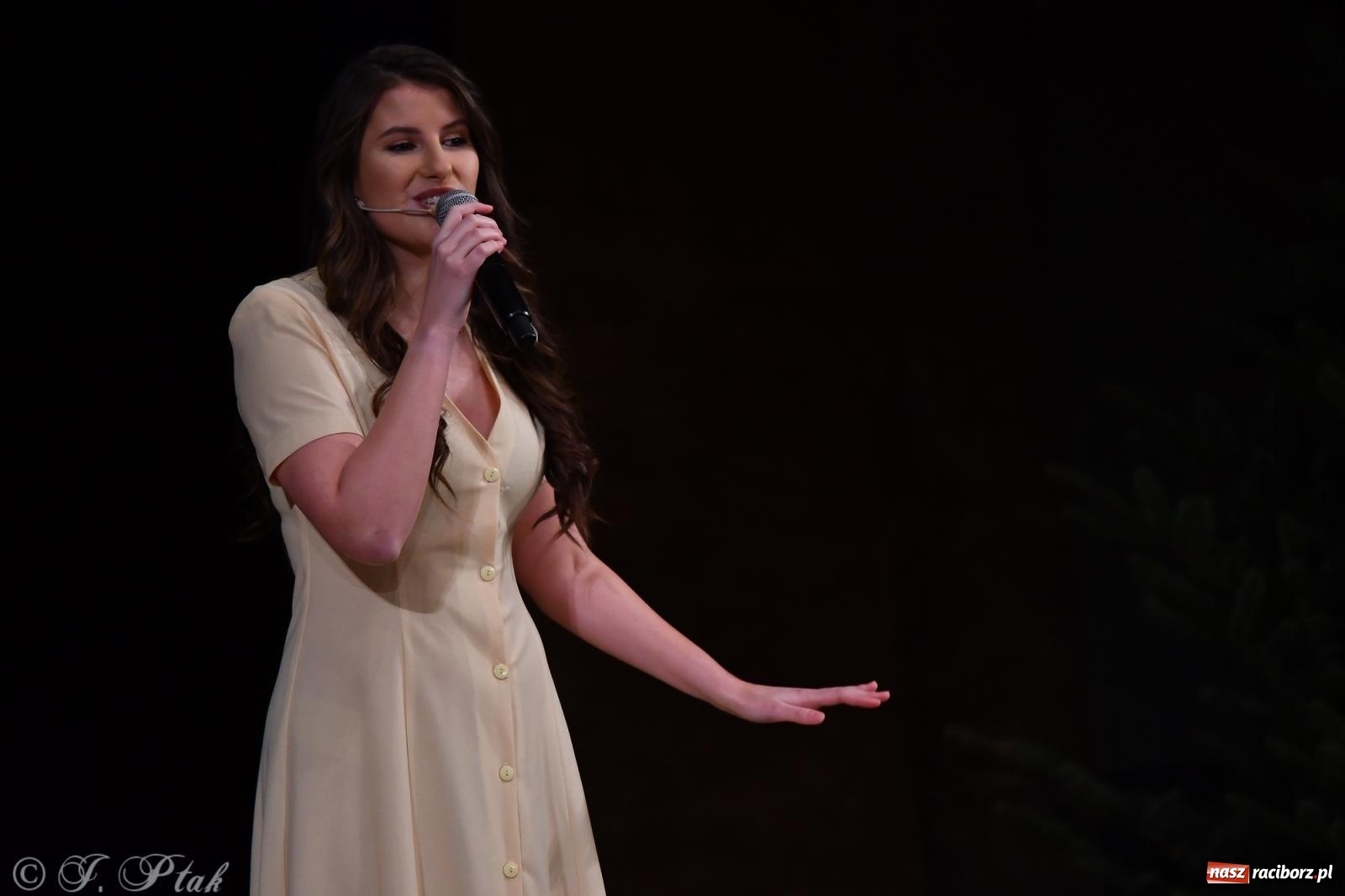 Zdjęcie w galerii na portalu naszraciborz.pl: Anna & Anna – koncert fabularyzowany poruszył publiczność w RCK wiadomości z regionu