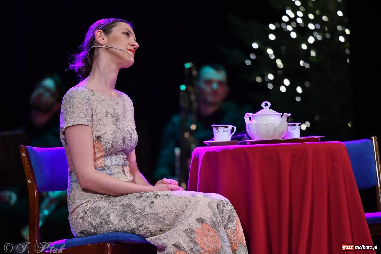 Zdjęcie w galerii na portalu naszraciborz.pl: Anna & Anna – koncert fabularyzowany poruszył publiczność w RCK wiadomości z regionu