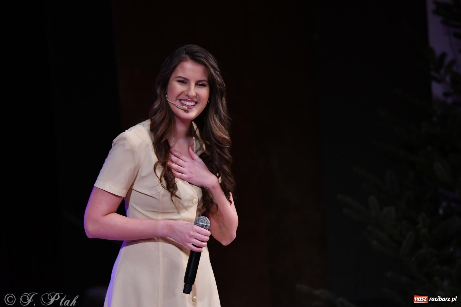 Zdjęcie w galerii na portalu naszraciborz.pl: Anna & Anna – koncert fabularyzowany poruszył publiczność w RCK wiadomości z regionu