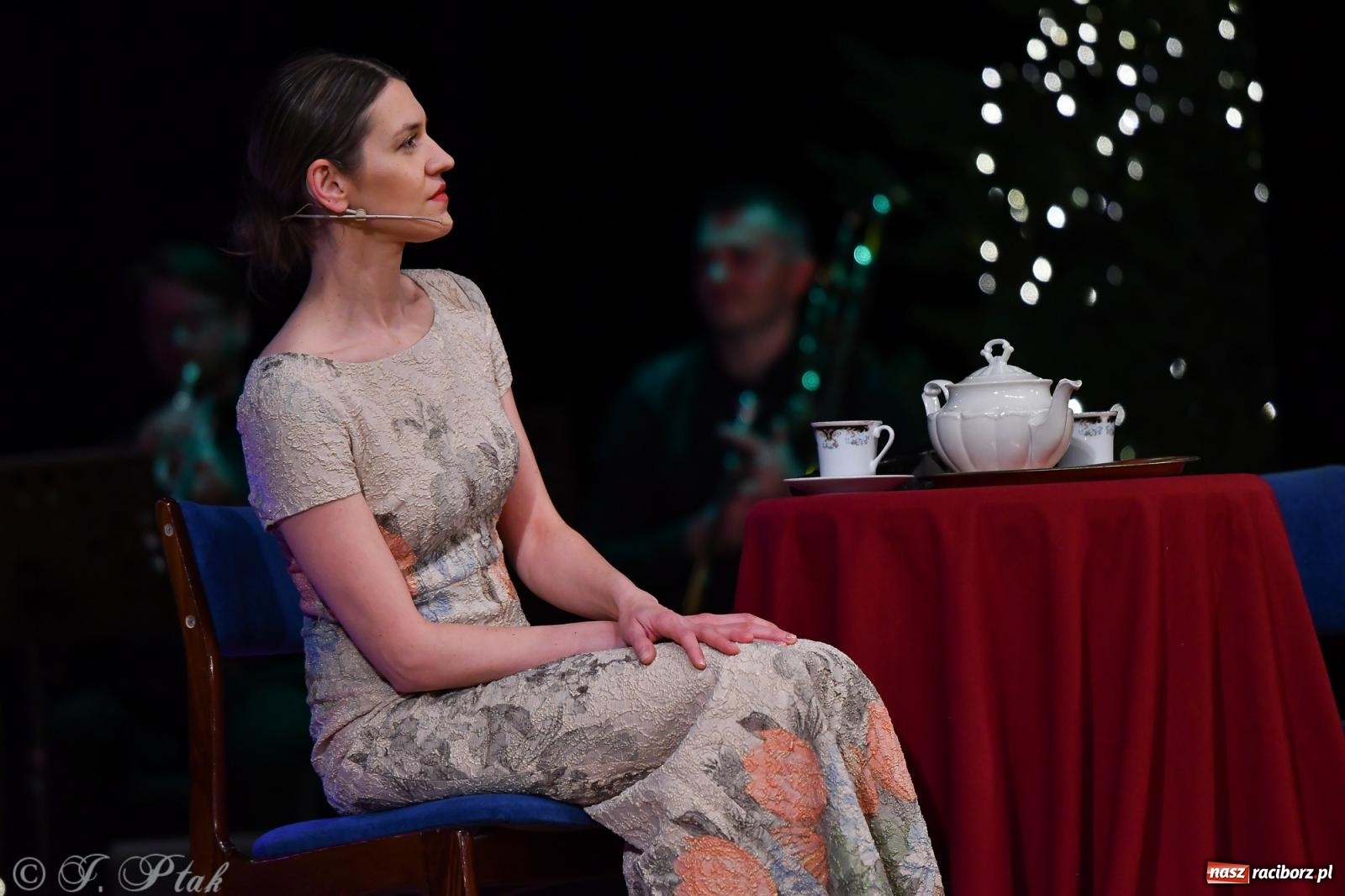 Zdjęcie w galerii na portalu naszraciborz.pl: Anna & Anna – koncert fabularyzowany poruszył publiczność w RCK wiadomości z regionu