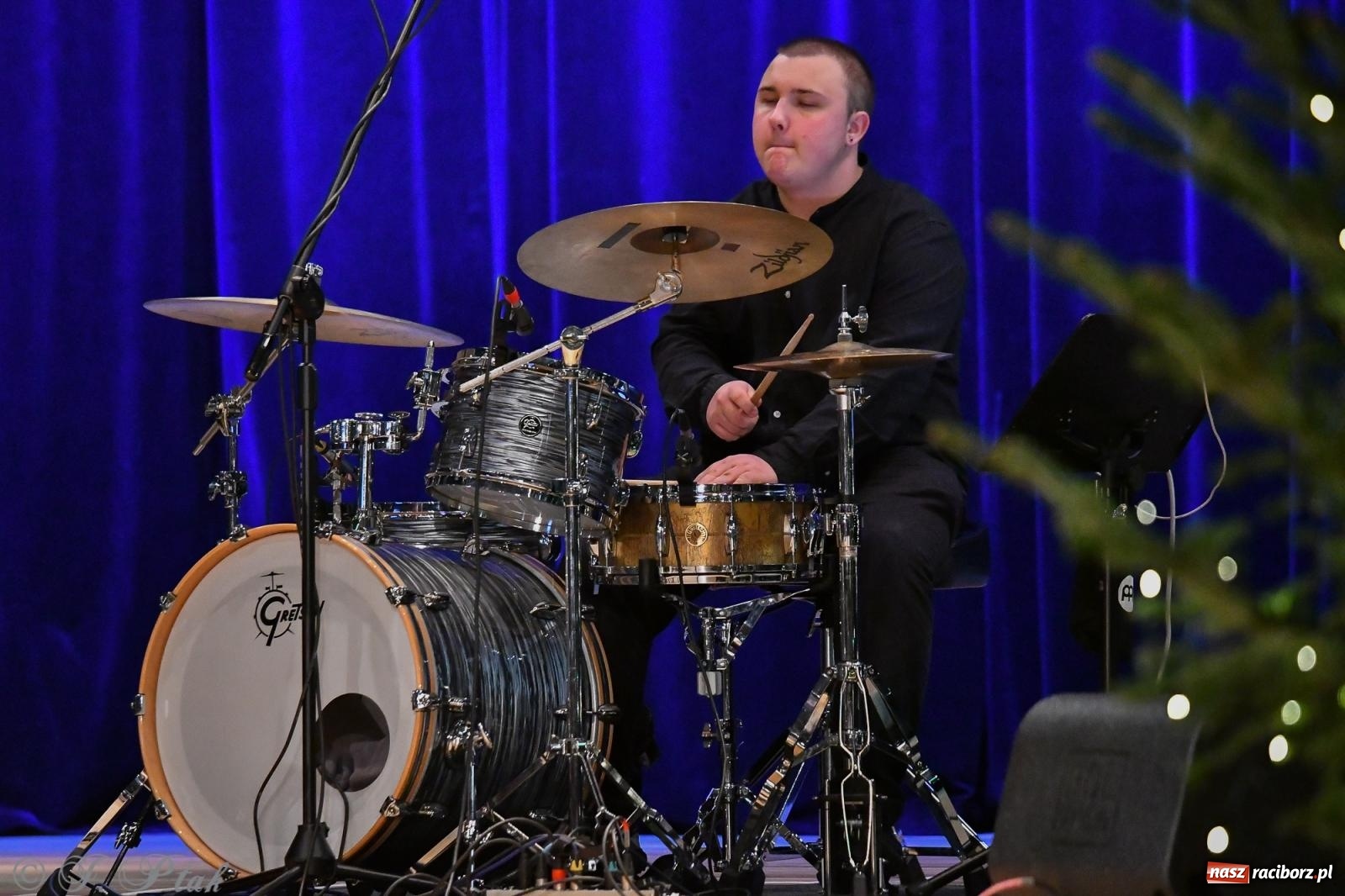 Zdjęcie w galerii na portalu naszraciborz.pl: Anna & Anna – koncert fabularyzowany poruszył publiczność w RCK wiadomości z regionu