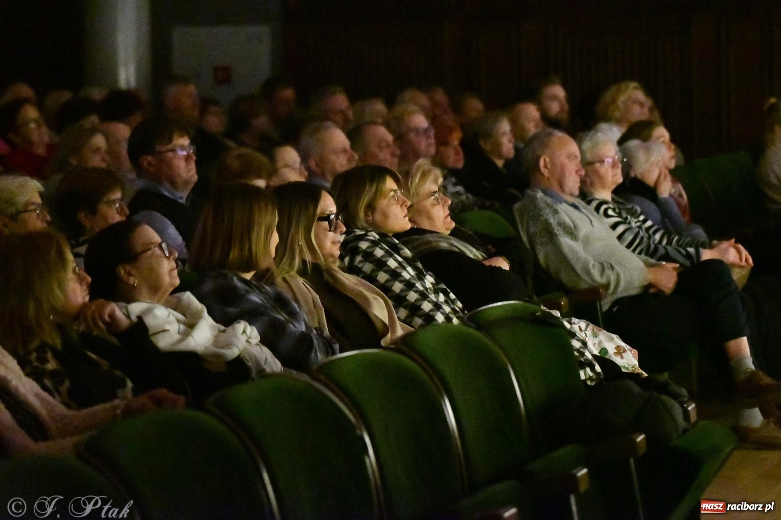 Zdjęcie w galerii na portalu naszraciborz.pl: Anna & Anna – koncert fabularyzowany poruszył publiczność w RCK wiadomości z regionu