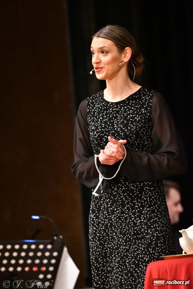 Zdjęcie w galerii na portalu naszraciborz.pl: Anna & Anna – koncert fabularyzowany poruszył publiczność w RCK wiadomości z regionu