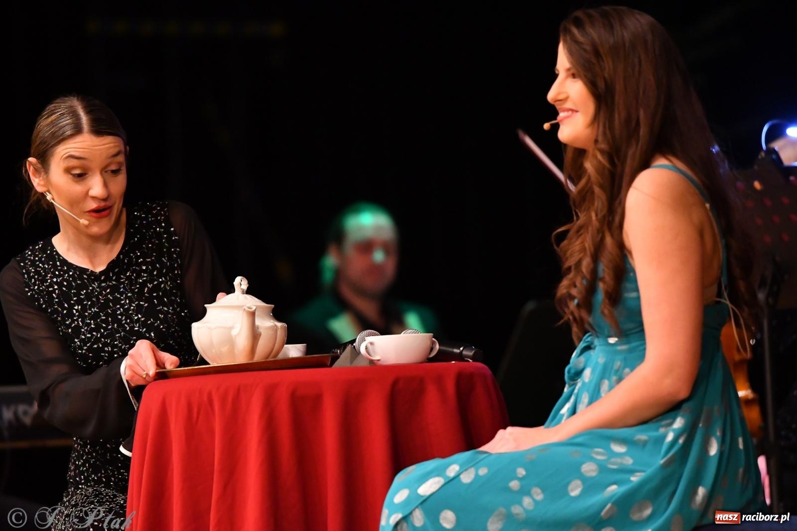 Zdjęcie w galerii na portalu naszraciborz.pl: Anna & Anna – koncert fabularyzowany poruszył publiczność w RCK wiadomości z regionu