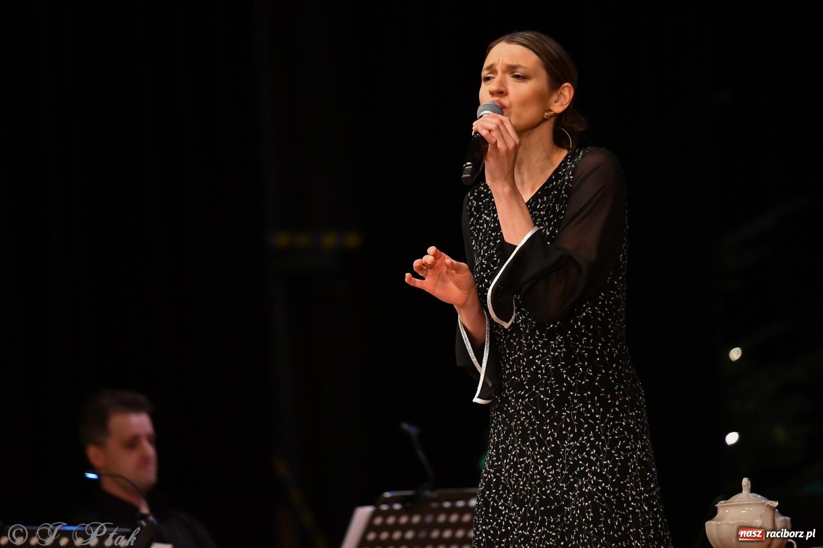 Zdjęcie w galerii na portalu naszraciborz.pl: Anna & Anna – koncert fabularyzowany poruszył publiczność w RCK wiadomości z regionu