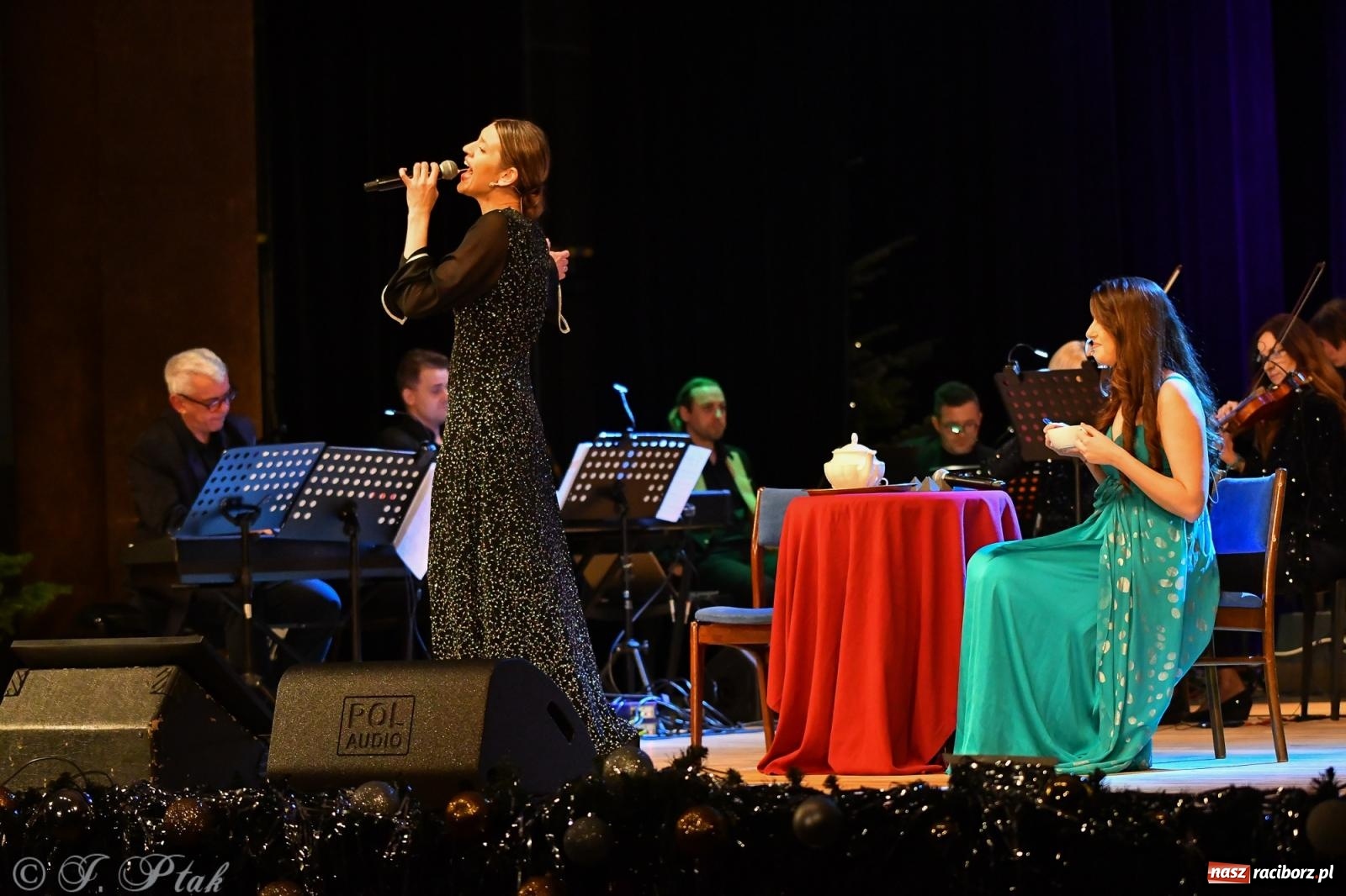 Zdjęcie w galerii na portalu naszraciborz.pl: Anna & Anna – koncert fabularyzowany poruszył publiczność w RCK wiadomości z regionu