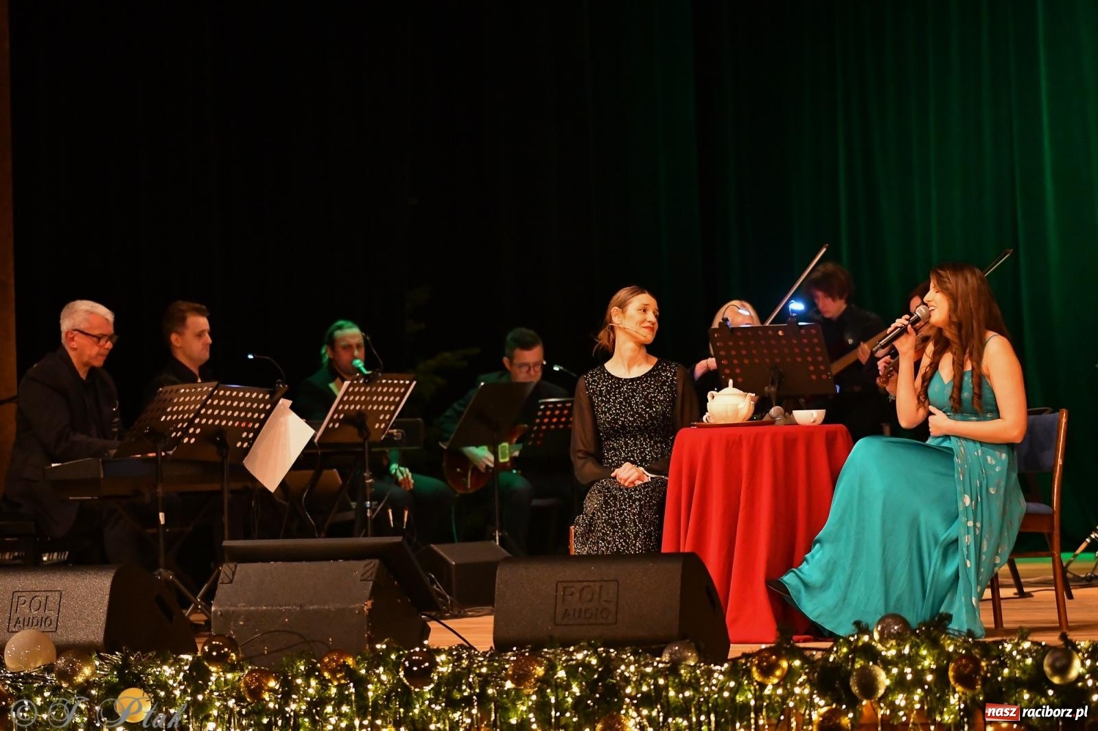 Zdjęcie w galerii na portalu naszraciborz.pl: Anna & Anna – koncert fabularyzowany poruszył publiczność w RCK wiadomości z regionu