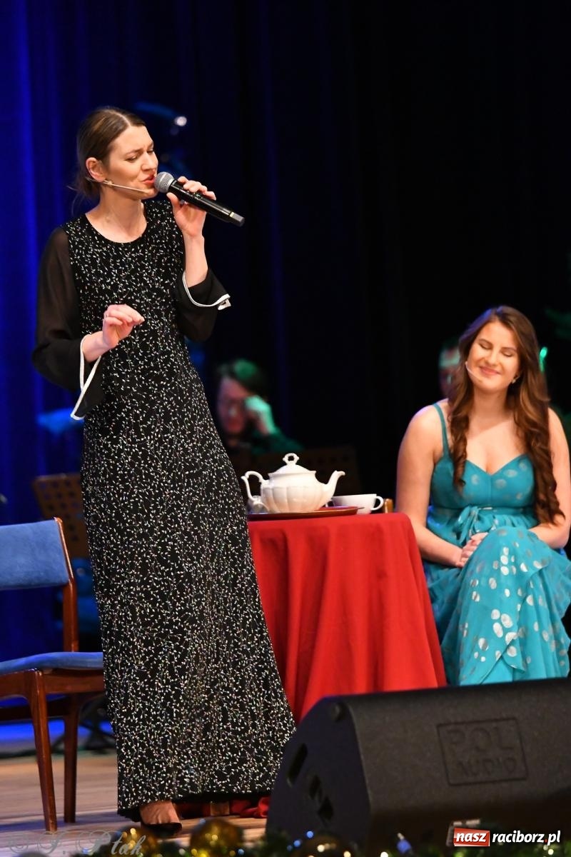 Zdjęcie w galerii na portalu naszraciborz.pl: Anna & Anna – koncert fabularyzowany poruszył publiczność w RCK wiadomości z regionu