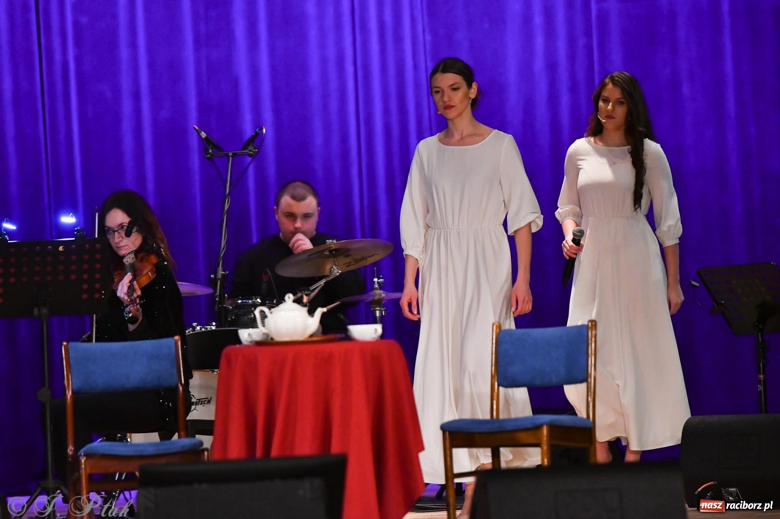 Zdjęcie w galerii na portalu naszraciborz.pl: Anna & Anna – koncert fabularyzowany poruszył publiczność w RCK wiadomości z regionu