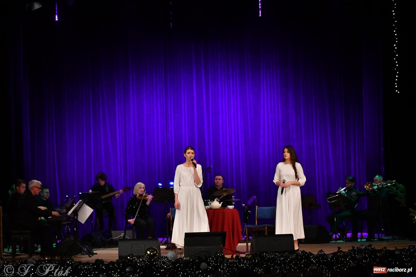 Zdjęcie w galerii na portalu naszraciborz.pl: Anna & Anna – koncert fabularyzowany poruszył publiczność w RCK wiadomości z regionu