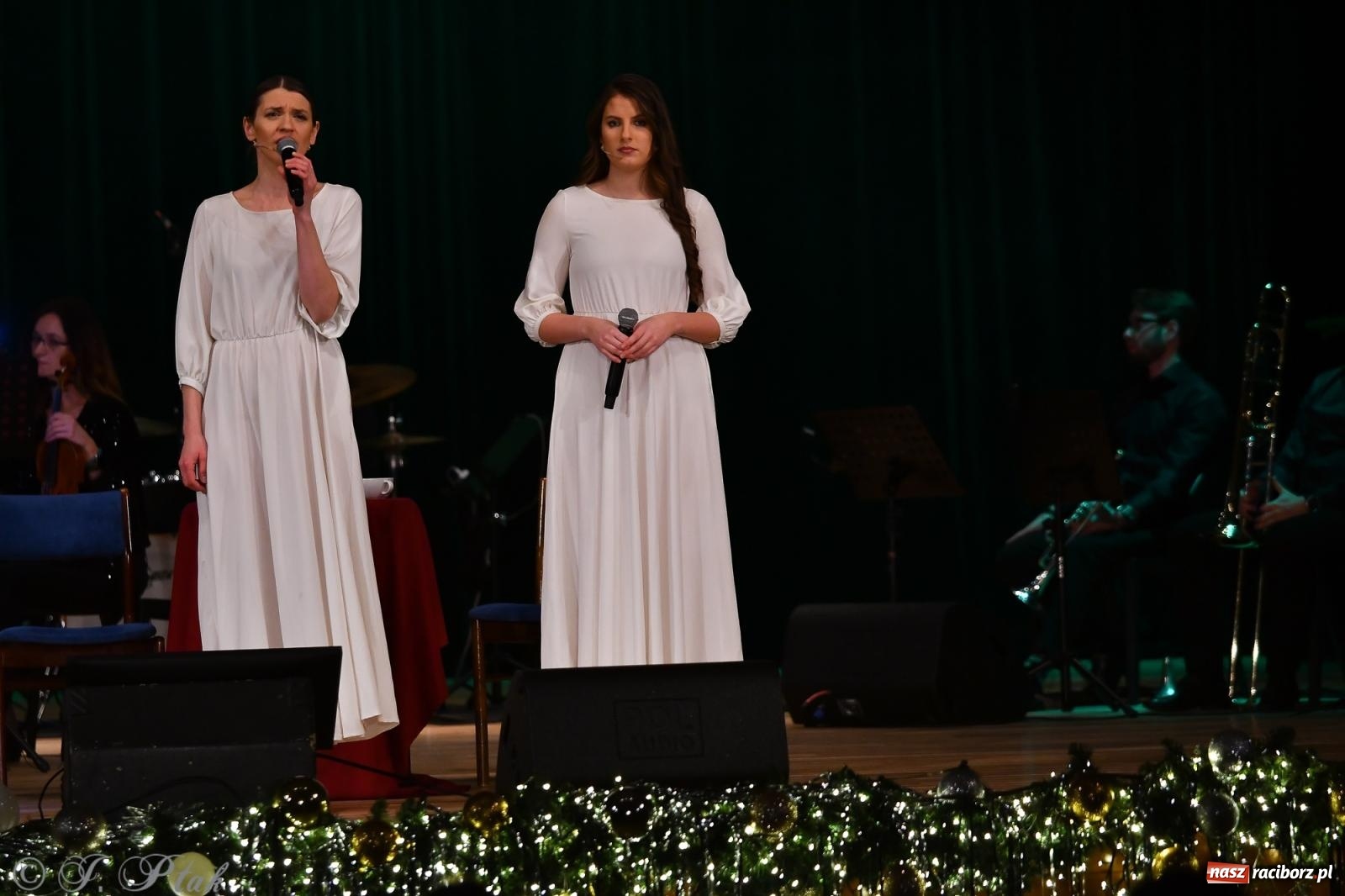 Zdjęcie w galerii na portalu naszraciborz.pl: Anna & Anna – koncert fabularyzowany poruszył publiczność w RCK wiadomości z regionu