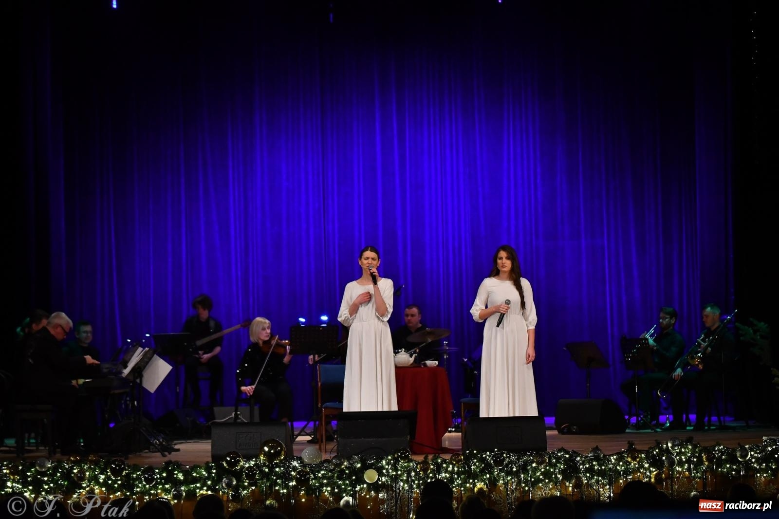 Zdjęcie w galerii na portalu naszraciborz.pl: Anna & Anna – koncert fabularyzowany poruszył publiczność w RCK wiadomości z regionu
