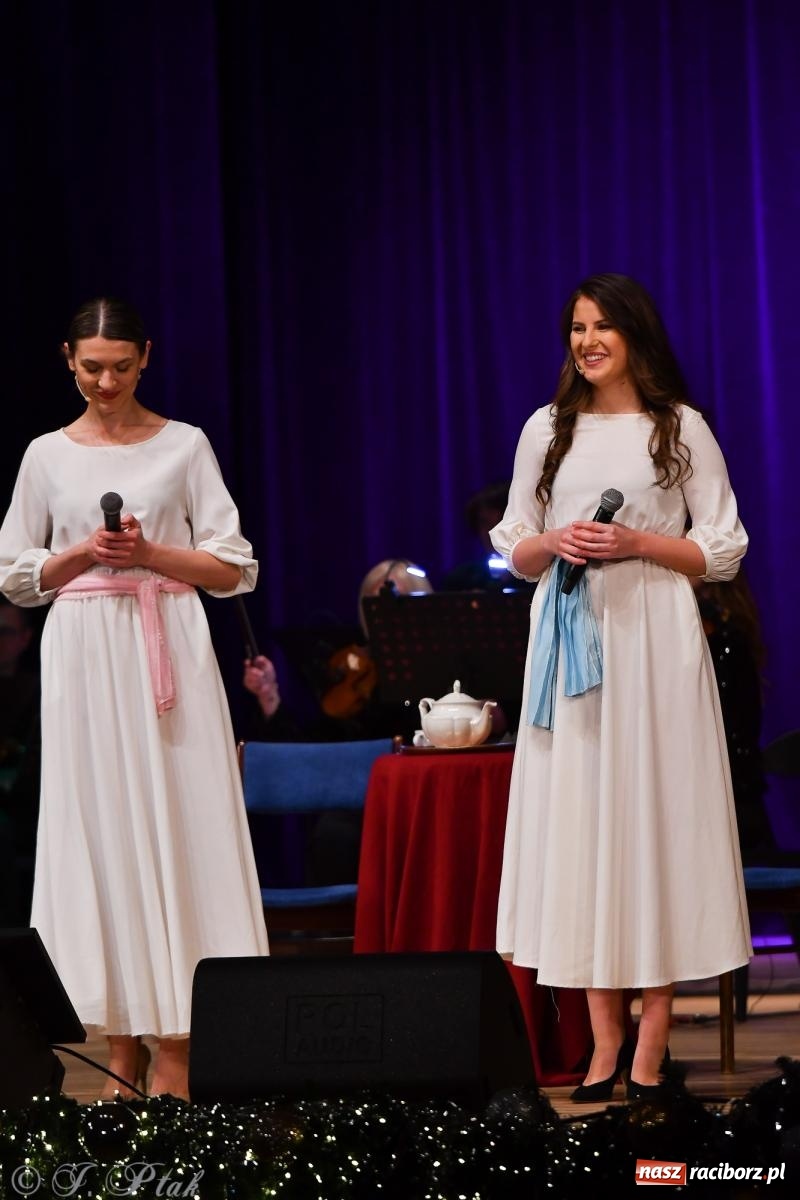 Zdjęcie w galerii na portalu naszraciborz.pl: Anna & Anna – koncert fabularyzowany poruszył publiczność w RCK wiadomości z regionu