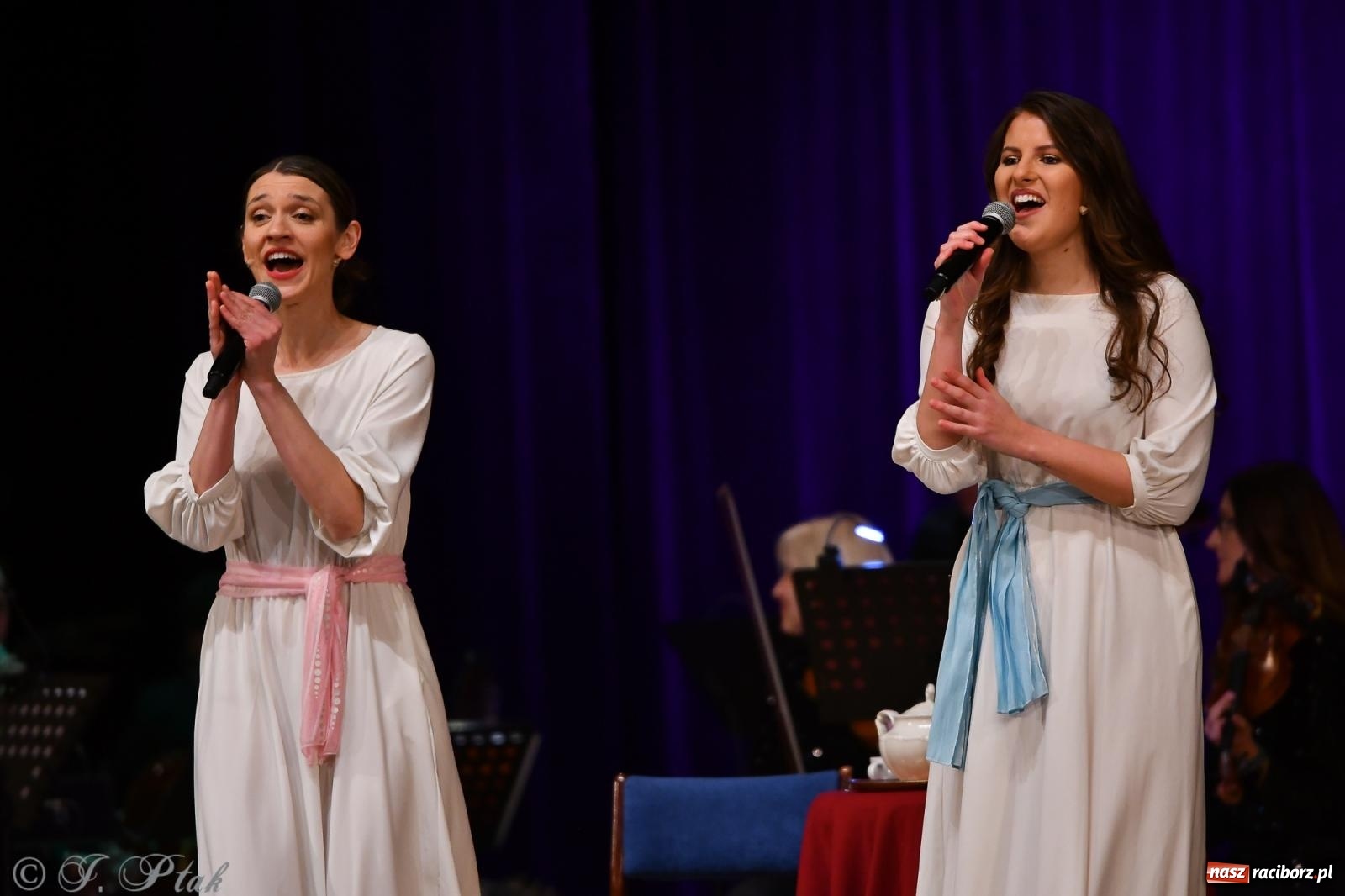 Zdjęcie w galerii na portalu naszraciborz.pl: Anna & Anna – koncert fabularyzowany poruszył publiczność w RCK wiadomości z regionu