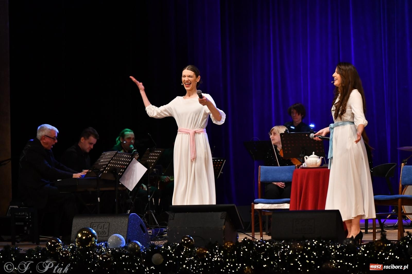 Zdjęcie w galerii na portalu naszraciborz.pl: Anna & Anna – koncert fabularyzowany poruszył publiczność w RCK wiadomości z regionu