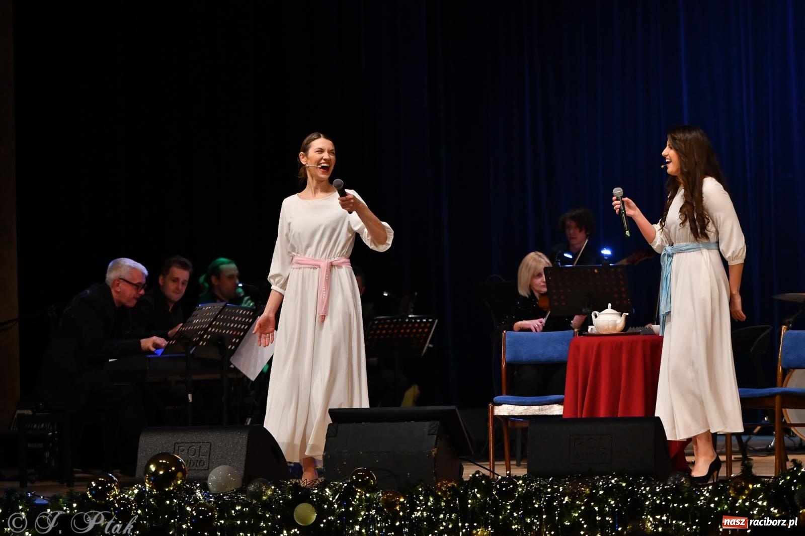 Zdjęcie w galerii na portalu naszraciborz.pl: Anna & Anna – koncert fabularyzowany poruszył publiczność w RCK wiadomości z regionu