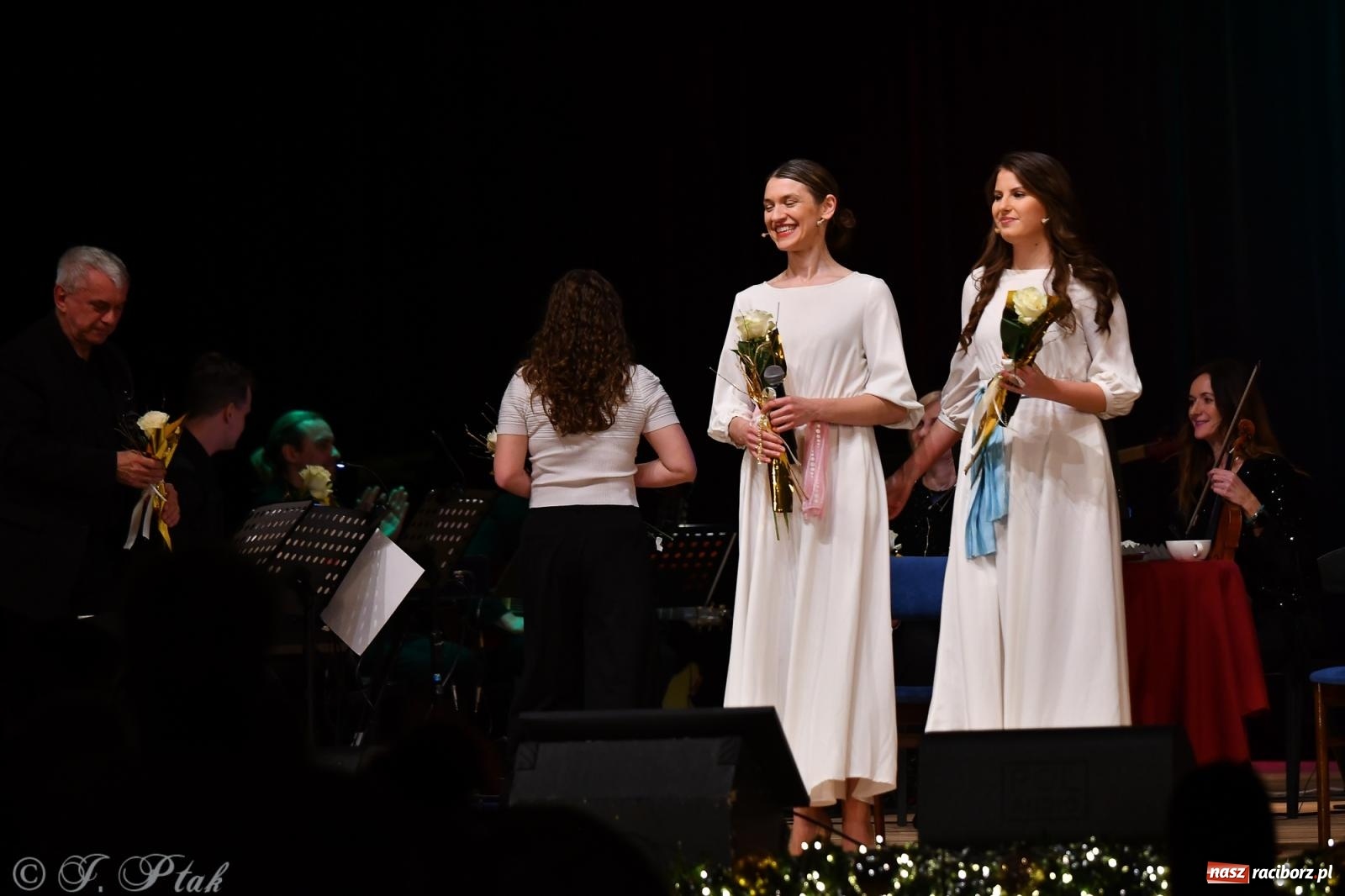 Zdjęcie w galerii na portalu naszraciborz.pl: Anna & Anna – koncert fabularyzowany poruszył publiczność w RCK wiadomości z regionu